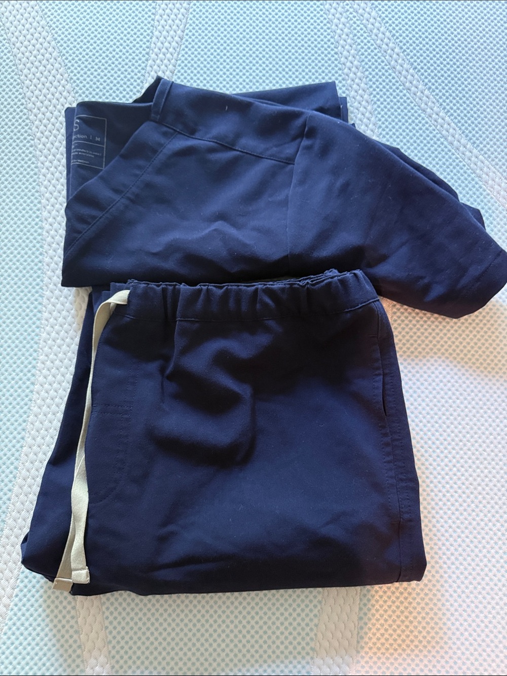 FIGS Mens Navy Scrub Set with Drawstring - Picture 6 of 6